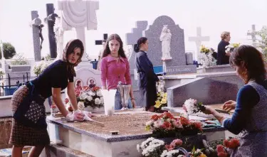volver-opening-scene-grave