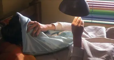 The blind is seen at Elliot's window in this scene where he feigns illness to bunk off school by heating up a thermometer