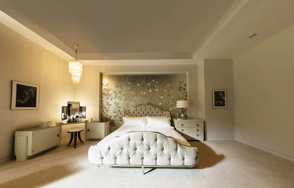 De Gournay wall covering in Anastasia's bedroom