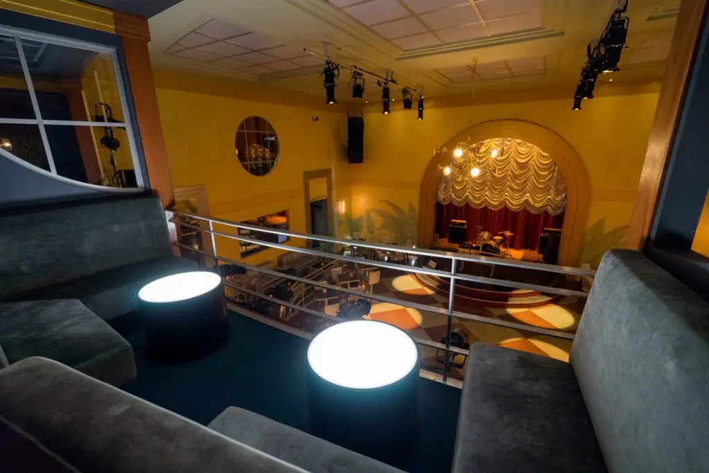 luke-cage-film-set-design-cottonmouth-club-balcony