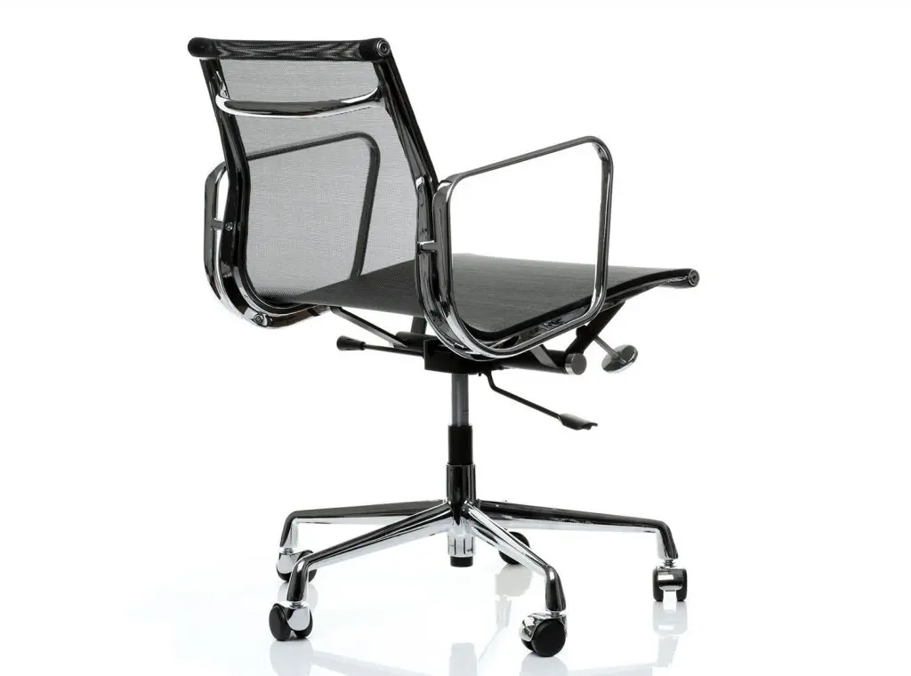 Eames Aluminium Group chair in black mesh / netweave
