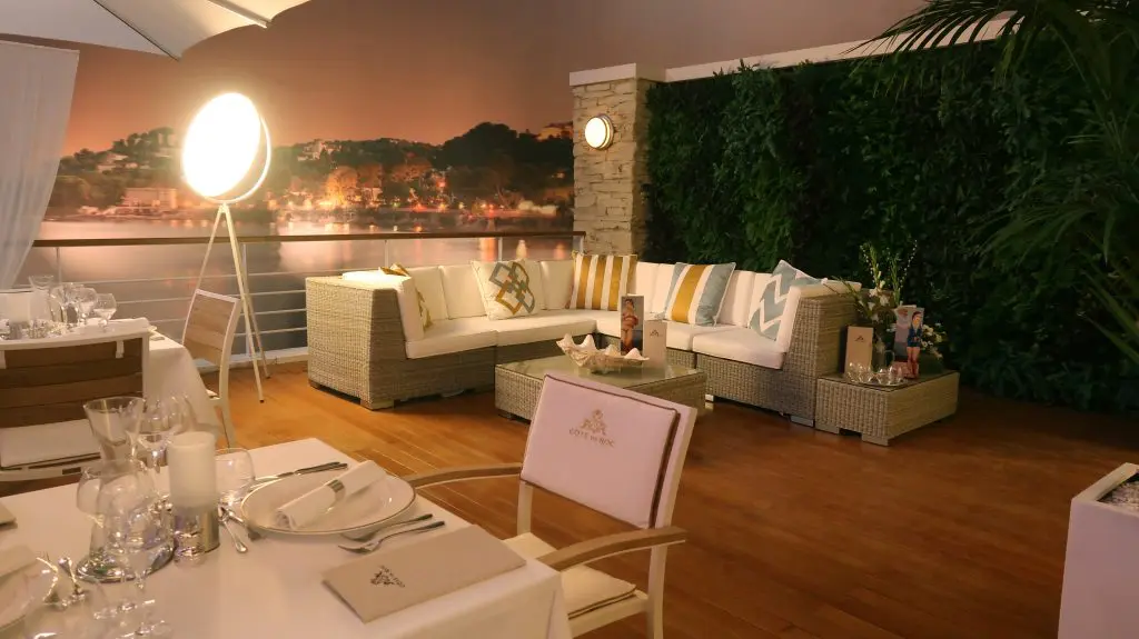 Johnny English Strikes Again. French Hotel Restaurant scene. Production Design by Simon Bowles, Set Decoration by Liz Griffiths. Photo c/o Simon Bowles with kind permission of Universal Pictures.