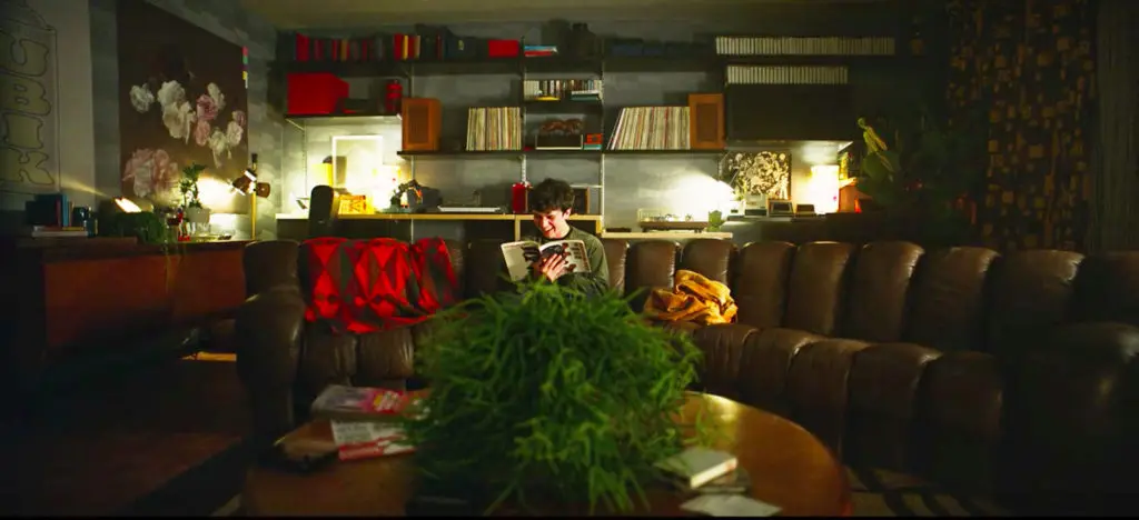 Bandersnatch-colins-flat-de-sede-sofa-film-and-furniture