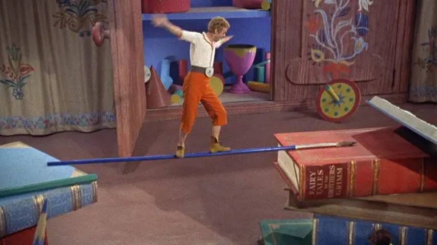 Tom-Thumb-film-set-design