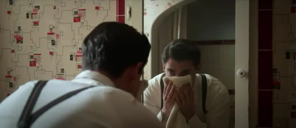 Jacks bathroom in Hollywood. Check out that wallpaper!