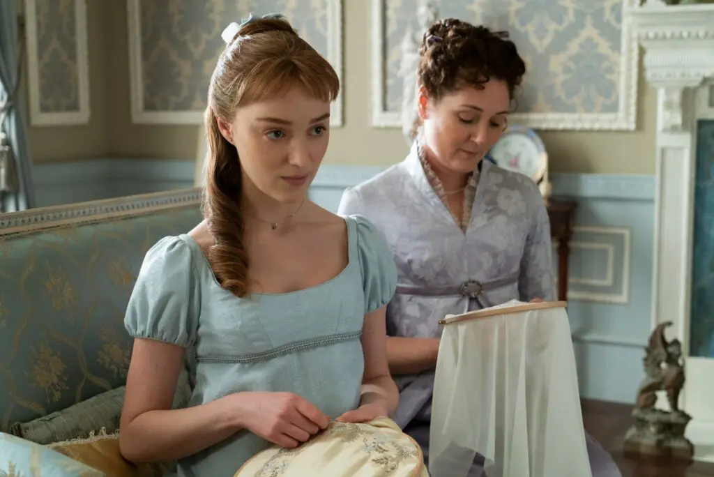 Daphne Bridgerton (Phoebe Dynevor) and Lady Violet Bridgerton (Ruth Gemmell) in the Bridgerton family home