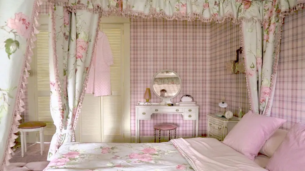 Beth's bedroom in The Queen's Gambit