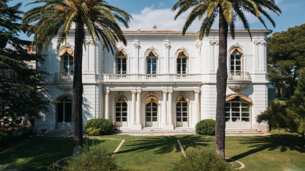 downton-abbey-new-era-villa-rocabella-exterior