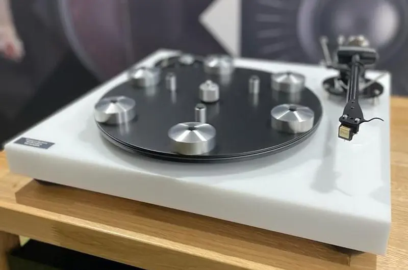 The Reference turntable as seen in Hijack