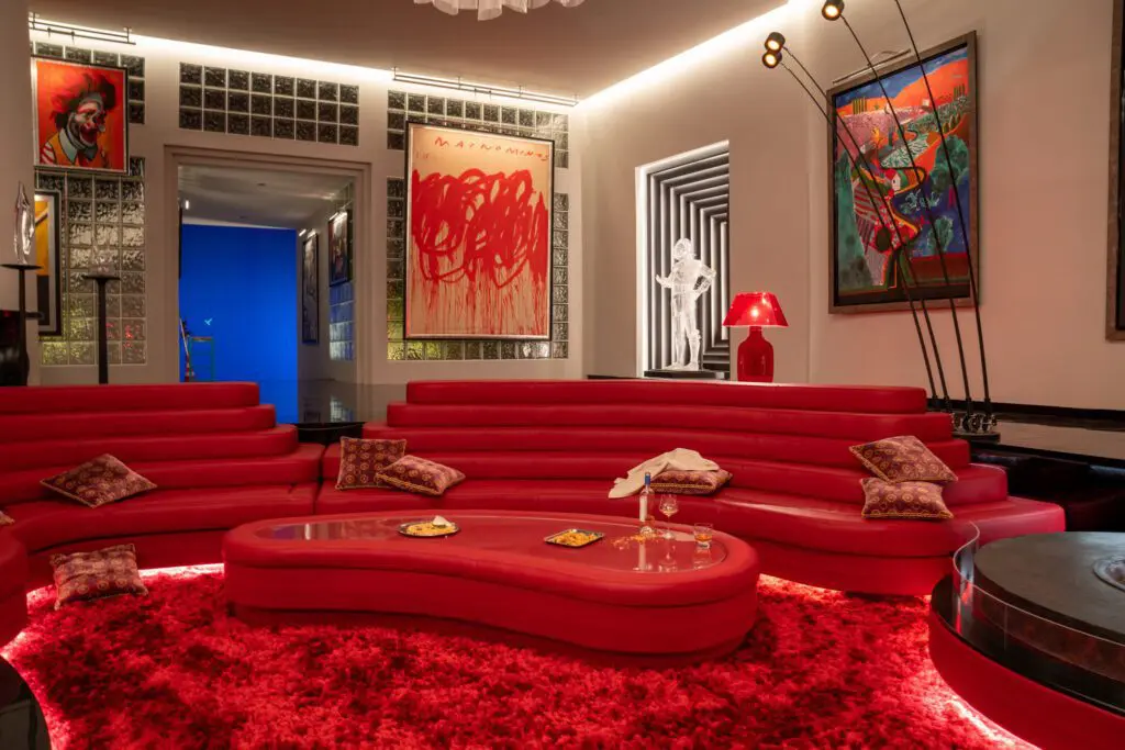 Art and furniture in Glass Onion