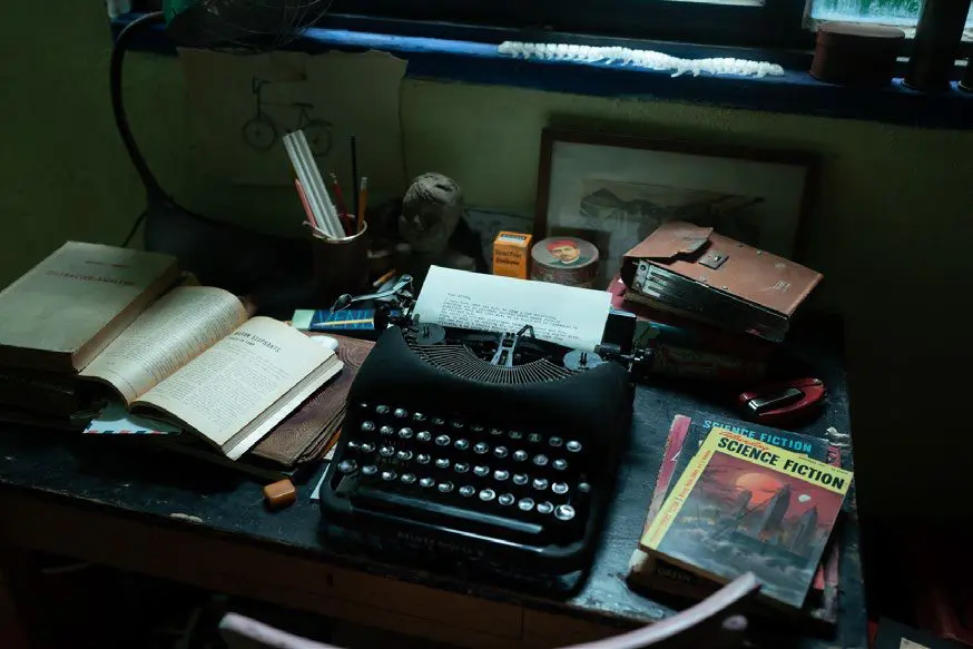 queer typewiter and magazines