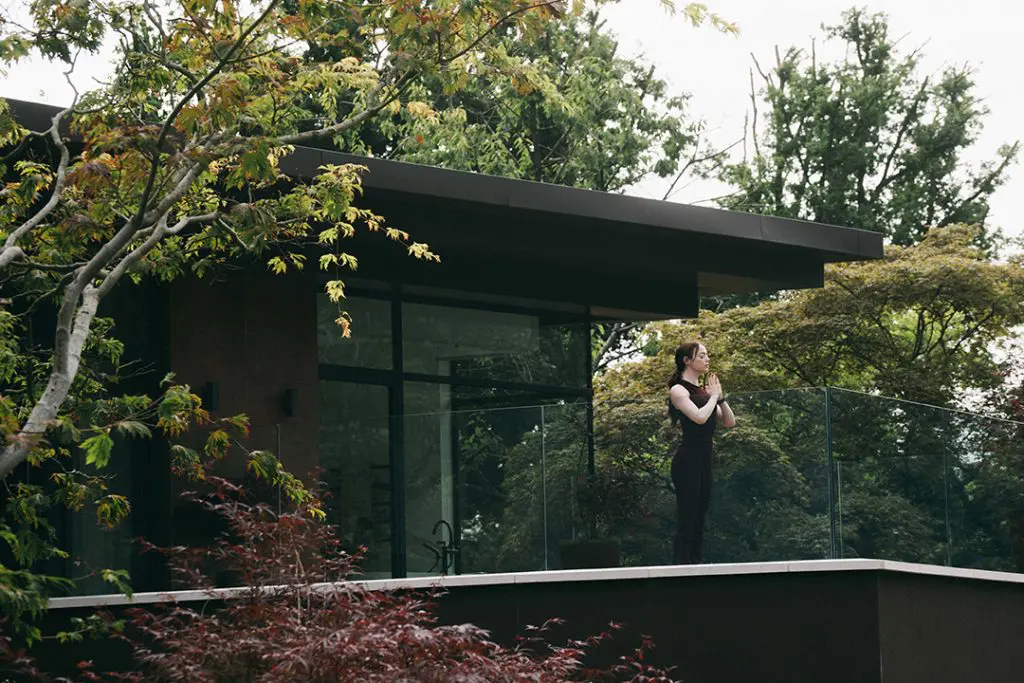 michelles emma stone house exterior in bugonia