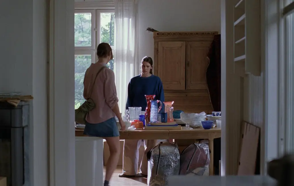 The sister go through objects when clearing out the house in Sentimental Value