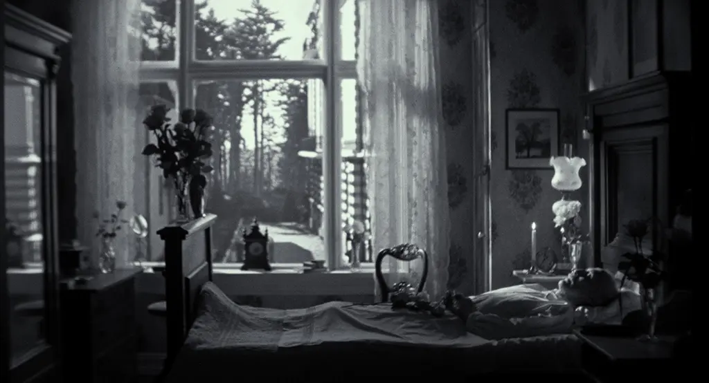 Gustav's Great Grandfather passes away in the bedroom of the Oslo house