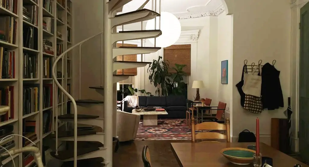 Charlie (Robert Pattinson) and Emma's (Zendaya) bedroom in The Drama