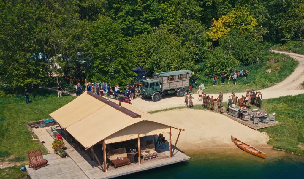 outdoor kitchen in the gentlemen season 2