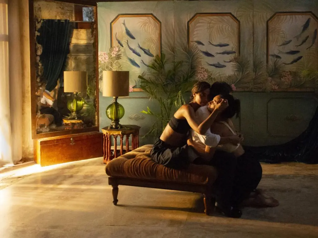 Hombre al Agua interiors film set