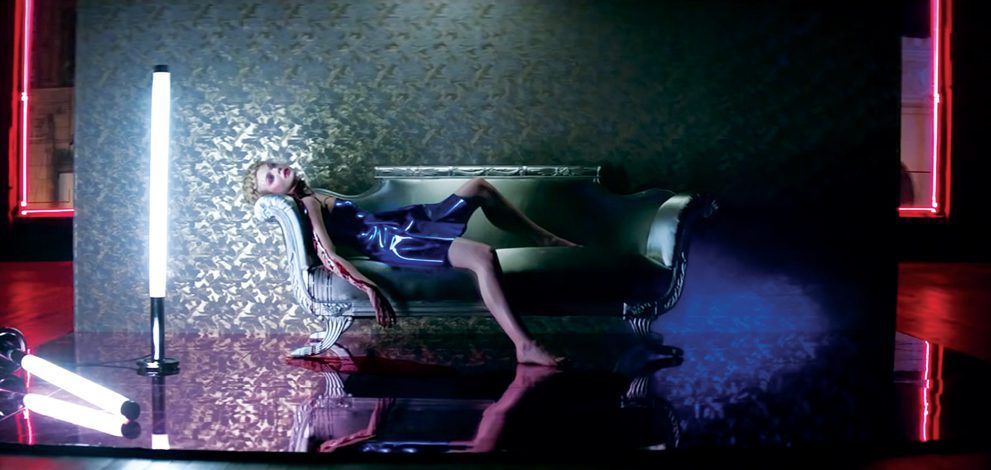 Neon lighting in film neon demon elle fanning