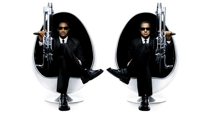 Will Smith and Tommy Lee Jones seated in black and white Ovalia Egg Chairs for the poster of Men in Black II