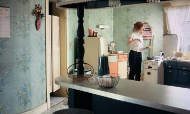 Beth in the Wheatley's kitchen in The Queen's Gambit