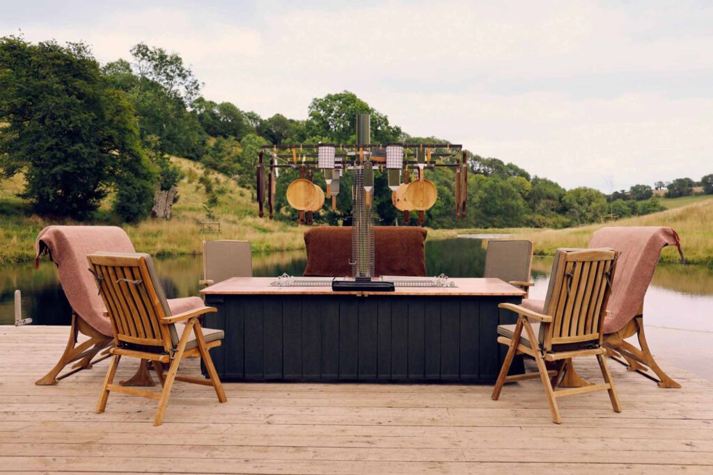 The Gentlemen outdoor grill table is now available for your own garden Film and Furniture