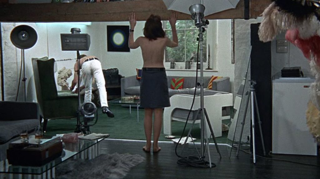 Jane visits Thomas in his studio in Blow-Up
