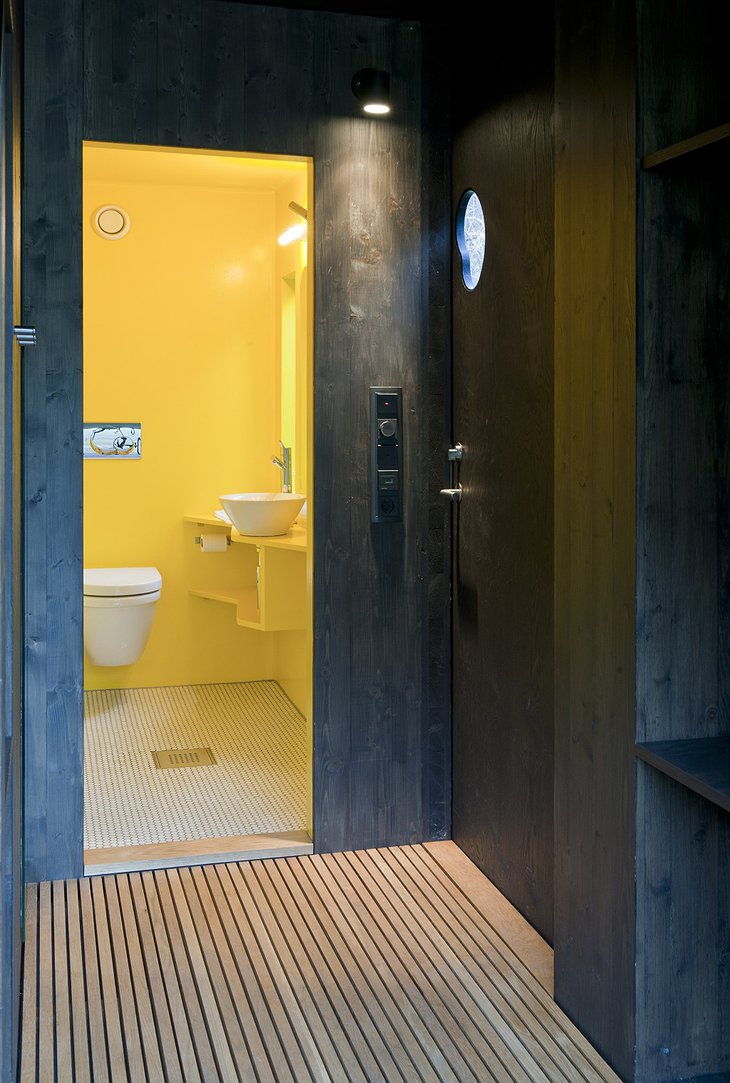 The yellow bathroom of the Juvet Landscape Hotel