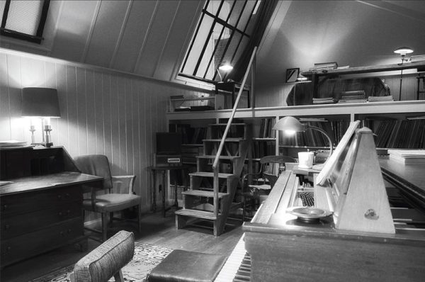 Delve into the film sets and interior design of Maestro with our ...