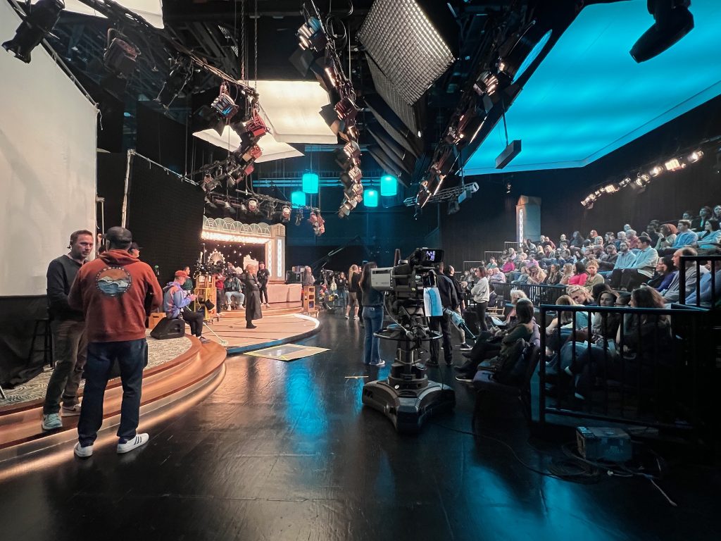 Behind the scenes of behind the scenes! The late-night stage of Hacks S4